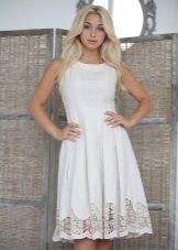 Robe en lin avec dentelle au bas de la jupe