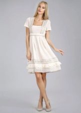 Robe en lin avec coutures en dentelle