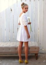 Robe courte en lin et dentelle
