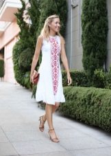 Robe rouge en lin blanc