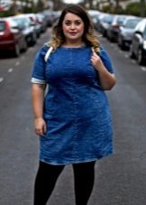 Robe de bureau en jean bleu foncé pour un corps ample combinée à des collants noirs moulants