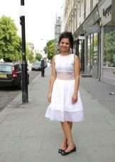 Robe blanche A-silhouette longueur moyenne