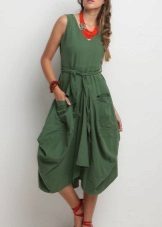 Robe ballon en combinaison avec de gros bijoux