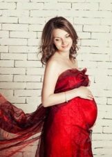 Robe rouge pour femme enceinte