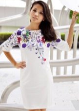 Robe en polyester blanc avec un imprimé en haut