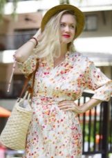 Chapeau et sac de paille à une robe de base avec un petit imprimé