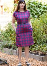 Robe midi avec des agrafes en plaid