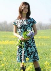 Robe à fleurs moyenne avec des agrafes