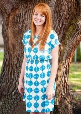 Robe blanche à pois bleu de longueur moyenne