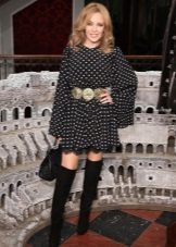 Robe de viscose en combinaison avec des bottes