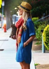 Robe chemise courte en combinaison avec une écharpe et un chapeau