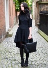 Robe chemise asymétrique au bas de la jupe