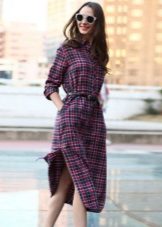 Robe chemise à carreaux avec une ceinture sous le genou et des fentes latérales