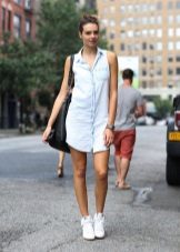 Robe chemise en jean avec baskets et sac en vrac
