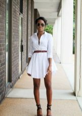 Robe chemise courte avec des sandales à talons