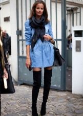 Robe chemise en jean avec des bottes
