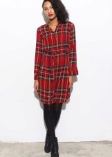 Chemise habillée à carreaux rouges et collants noirs