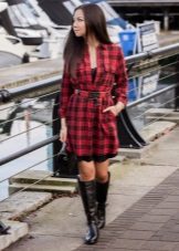 Robe chemise à carreaux rouge avec des bottes noires
