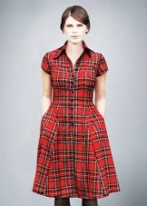 Robe rouge en chemise midi à carreaux