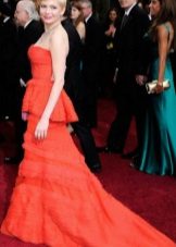 Robe bustier rouge avec basky et train