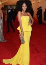 Robe bustier jaune avec basky et train