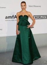 Longue robe verte avec des basky et une jupe magnifique
