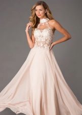 Robe en dentelle sur le corset