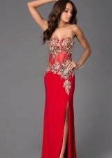 Belle robe rouge avec un corset