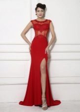 Belle longue robe rouge avec un corset