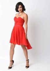 Belle robe courte rouge avec un corset