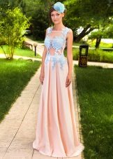 Robe longue avec dentelle sur le corset
