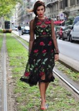 Robe noire avec des roses roses
