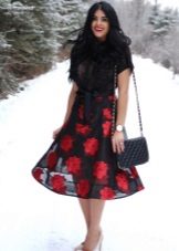 Robe noire avec des roses rouges