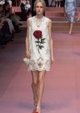 Robe blanche avec des roses et des perforations sur le bas de Dolce & Gabbana