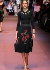 Robe noire avec roses Dolce & Gabbana