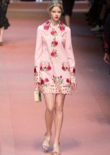 Robe rose avec des roses Dolce & Gabbana