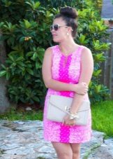 Robe courte rose pour une tenue complète