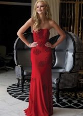 Robe rouge avec un train et épaules ouvertes