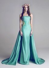 Robe turquoise avec un train et des épaules ouvertes