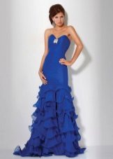 Robe bleue avec un train et épaules ouvertes