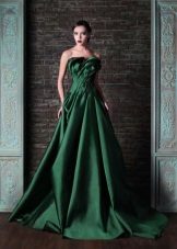 Robe verte avec un train et des épaules ouvertes