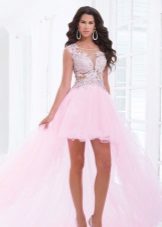Robe rose avec strass et train