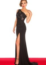 Robe noire avec un petit train