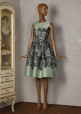 Robe Tatyanka en satin vert avec dentelle brodée