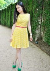 Robe à pois jaune avec ceinture régulière