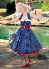 Image rétro avec robe bleue à pois
