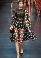 Robe noire à gros pois blancs