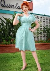 Robe bleue de longueur moyenne à pois blancs