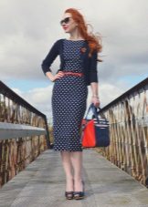 Robe bleue à petits pois blancs