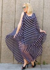 Robe longue en mousseline bleue à pois